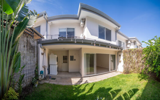 Casa en Venta en Condominio en Escazú: Rebajada de $350,000 a $335,000 con Jardín, 4 Parqueos y Espacios Modernos. COD 118805