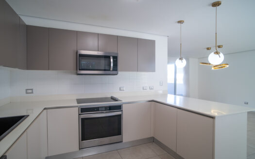 Casa en Venta en Condominio en Escazú: Rebajada de $350,000 a $335,000 con Jardín, 4 Parqueos y Espacios Modernos. COD 118805