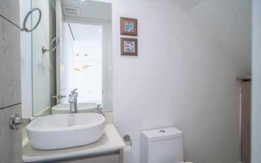 Casa en Venta en Condominio en Escazú: Rebajada de $350,000 a $335,000 con Jardín, 4 Parqueos y Espacios Modernos. COD 118805