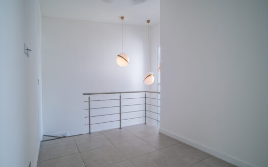 Casa en Venta en Condominio en Escazú: Rebajada de $350,000 a $335,000 con Jardín, 4 Parqueos y Espacios Modernos. COD 118805