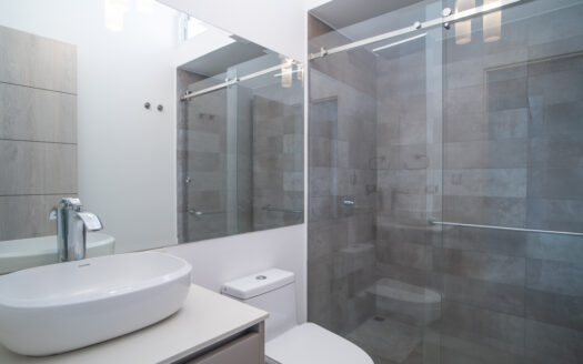 Casa en Venta en Condominio en Escazú: Rebajada de $350,000 a $335,000 con Jardín, 4 Parqueos y Espacios Modernos. COD 118805