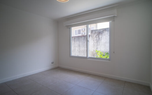 Casa en Venta en Condominio en Escazú: Rebajada de $350,000 a $335,000 con Jardín, 4 Parqueos y Espacios Modernos. COD 118805