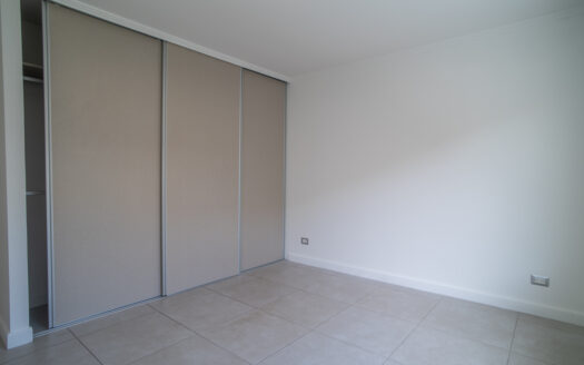 Casa en Venta en Condominio en Escazú: Rebajada de $350,000 a $335,000 con Jardín, 4 Parqueos y Espacios Modernos. COD 118805