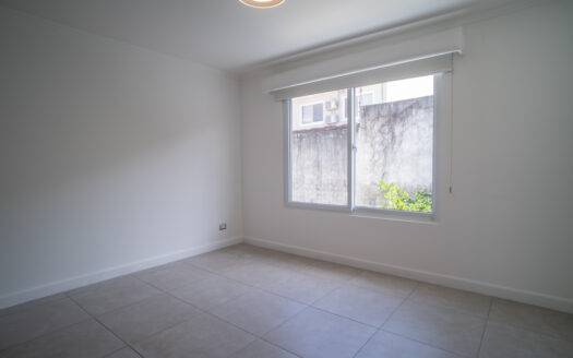 Casa en Venta en Condominio en Escazú: Rebajada de $350,000 a $335,000 con Jardín, 4 Parqueos y Espacios Modernos. COD 118805