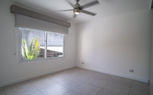 Casa en Venta en Condominio en Escazú: Rebajada de $350,000 a $335,000 con Jardín, 4 Parqueos y Espacios Modernos. COD 118805