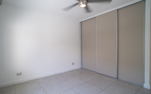 Casa en Venta en Condominio en Escazú: Rebajada de $350,000 a $335,000 con Jardín, 4 Parqueos y Espacios Modernos. COD 118805