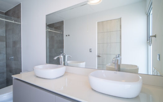 Casa en Venta en Condominio en Escazú: Rebajada de $350,000 a $335,000 con Jardín, 4 Parqueos y Espacios Modernos. COD 118805