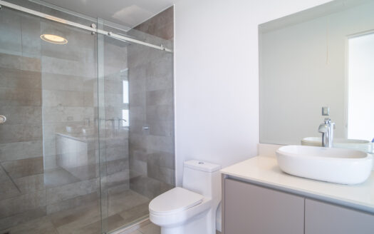 Casa en Venta en Condominio en Escazú: Rebajada de $350,000 a $335,000 con Jardín, 4 Parqueos y Espacios Modernos. COD 118805