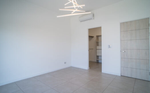 Casa en Venta en Condominio en Escazú: Rebajada de $350,000 a $335,000 con Jardín, 4 Parqueos y Espacios Modernos. COD 118805