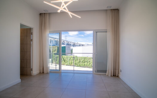 Casa en Venta en Condominio en Escazú: Rebajada de $350,000 a $335,000 con Jardín, 4 Parqueos y Espacios Modernos. COD 118805