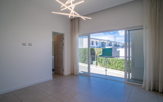 Casa en Venta en Condominio en Escazú: Rebajada de $350,000 a $335,000 con Jardín, 4 Parqueos y Espacios Modernos. COD 118805