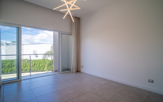 Casa en Venta en Condominio en Escazú: Rebajada de $350,000 a $335,000 con Jardín, 4 Parqueos y Espacios Modernos. COD 118805