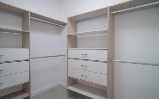 Casa en Venta en Condominio en Escazú: Rebajada de $350,000 a $335,000 con Jardín, 4 Parqueos y Espacios Modernos. COD 118805