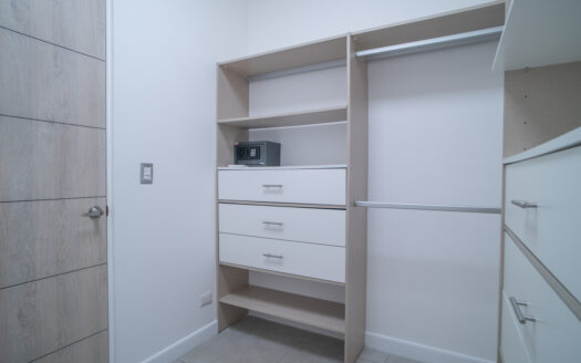 Casa en Venta en Condominio en Escazú: Rebajada de $350,000 a $335,000 con Jardín, 4 Parqueos y Espacios Modernos. COD 118805