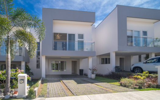 Casa en Venta en Condominio en Escazú: Rebajada de $350,000 a $335,000 con Jardín, 4 Parqueos y Espacios Modernos. COD 118805