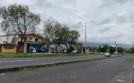 Edificio comercial en remate en Zapote, amplio y con estratégica ubicación COD#118099