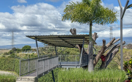 Casa en Venta en Condominio en Escazú: Rebajada de $350,000 a $335,000 con Jardín, 4 Parqueos y Espacios Modernos. COD 118805