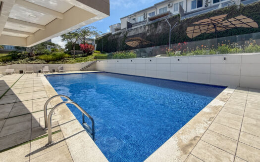 Casa en Venta en Condominio en Escazú: Rebajada de $350,000 a $335,000 con Jardín, 4 Parqueos y Espacios Modernos. COD 118805