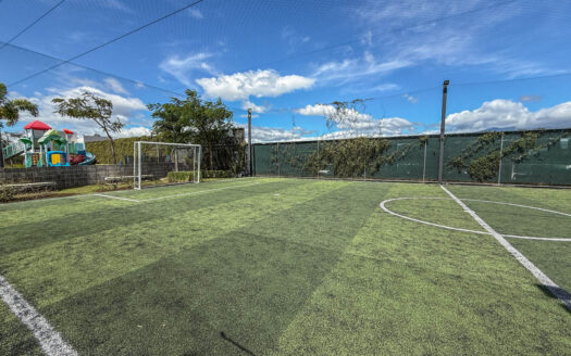 Casa en Venta en Condominio en Escazú: Rebajada de $350,000 a $335,000 con Jardín, 4 Parqueos y Espacios Modernos. COD 118805