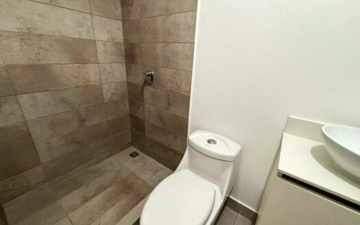 Se Alquila Apartamento en San Francisco de Heredia cerca de la Zona Franca en Planta Baja, como nuevo y amueblado, con 2 habitaciones y 2 baños. Código 122257