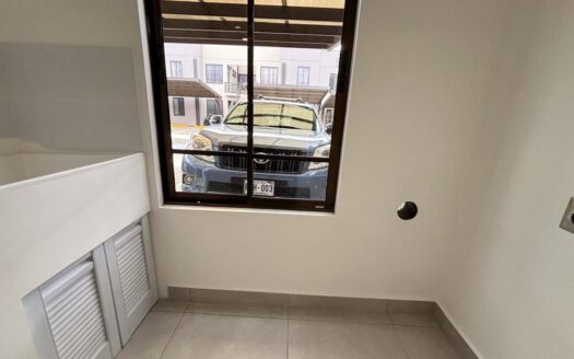 Se Alquila Apartamento en San Francisco de Heredia cerca de la Zona Franca en Planta Baja, como nuevo y amueblado, con 2 habitaciones y 2 baños. Código 122257