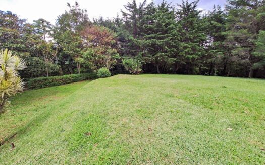 Venta Lote de montaña  de (1841 m2) en Getsemaní de Barva, es la oportunidad perfecta para construir tu hogar soñado en armonía con la naturaleza. Cod.  120481