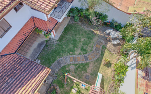 Casa Esquinera y de 1 Planta en Residencial Domingueño, Amplia y con Hermoso Jardín. Código 122170
