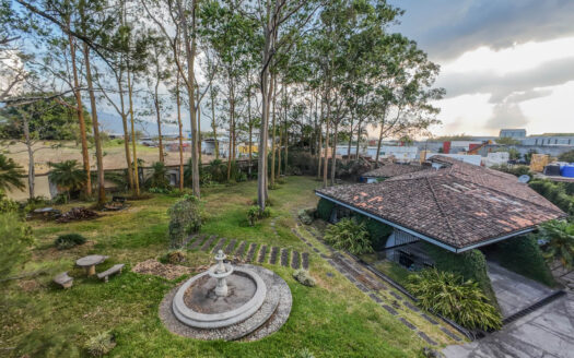 Casa Unica y especial de Lujo en Lindora de un solo piso en Venta y/o Alquiler en de 2400 mts de terreno y 600 de construccion, con Amplios Jardines COD: 124355