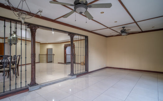 Casa Unica y especial de Lujo en Lindora de un solo piso en Venta y/o Alquiler en de 2400 mts de terreno y 600 de construccion, con Amplios Jardines COD: 124355