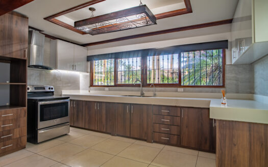 Casa Unica y especial de Lujo en Lindora de un solo piso en Venta y/o Alquiler en de 2400 mts de terreno y 600 de construccion, con Amplios Jardines COD: 124355