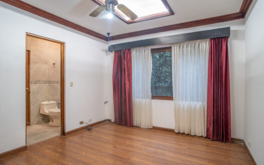 Casa Unica y especial de Lujo en Lindora de un solo piso en Venta y/o Alquiler en de 2400 mts de terreno y 600 de construccion, con Amplios Jardines COD: 124355