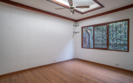 Casa Unica y especial de Lujo en Lindora de un solo piso en Venta y/o Alquiler en de 2400 mts de terreno y 600 de construccion, con Amplios Jardines COD: 124355