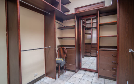 Casa Unica y especial de Lujo en Lindora de un solo piso en Venta y/o Alquiler en de 2400 mts de terreno y 600 de construccion, con Amplios Jardines COD: 124355