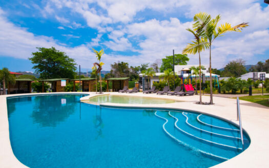 Amplia casa de 2 niveles, 3 habitaciones 2.5 baños, excelente ubicación, entrega inmedita. PARA ESTRENAR!! Cod. 141083