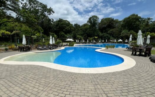 Amplia casa de 2 niveles, 3 habitaciones 2.5 baños, excelente ubicación, entrega inmedita. PARA ESTRENAR!! Cod. 141083