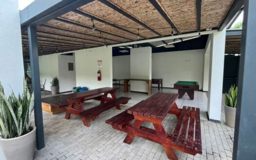 Amplia casa de 2 niveles, 3 habitaciones 2.5 baños, excelente ubicación, entrega inmedita. PARA ESTRENAR!! Cod. 141083