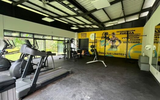 Amplia casa de 2 niveles, 3 habitaciones 2.5 baños, excelente ubicación, entrega inmedita. PARA ESTRENAR!! Cod. 141083