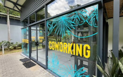 Amplia casa de 2 niveles, 3 habitaciones 2.5 baños, excelente ubicación, entrega inmedita. PARA ESTRENAR!! Cod. 141083