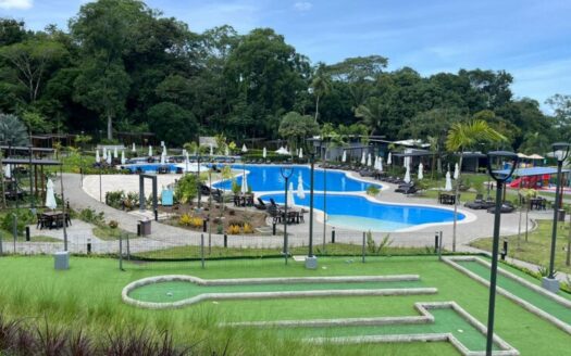 Amplia casa de 2 niveles, 3 habitaciones 2.5 baños, excelente ubicación, entrega inmedita. PARA ESTRENAR!! Cod. 141083