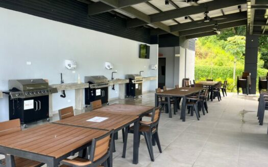 Amplia casa de 2 niveles, 3 habitaciones 2.5 baños, excelente ubicación, entrega inmedita. PARA ESTRENAR!! Cod. 141083