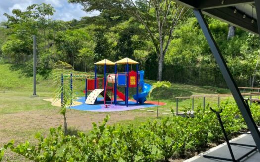 Amplia casa de 2 niveles, 3 habitaciones 2.5 baños, excelente ubicación, entrega inmedita. PARA ESTRENAR!! Cod. 141083