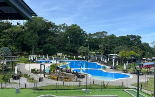 Amplia casa de 2 niveles, 3 habitaciones 2.5 baños, excelente ubicación, entrega inmedita. PARA ESTRENAR!! Cod. 141083