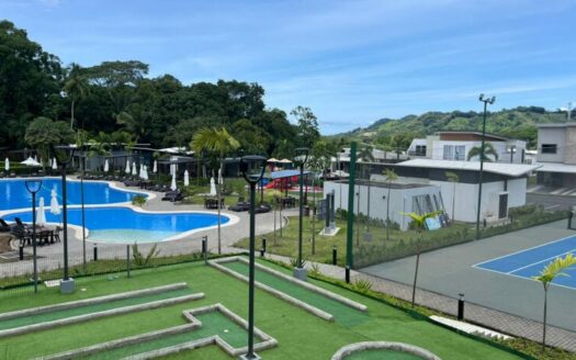 Amplia casa de 2 niveles, 3 habitaciones 2.5 baños, excelente ubicación, entrega inmedita. PARA ESTRENAR!! Cod. 141083