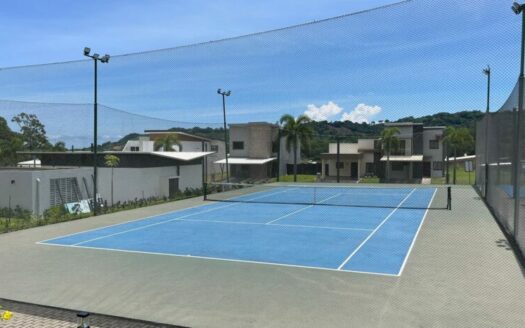 Amplia casa de 2 niveles, 3 habitaciones 2.5 baños, excelente ubicación, entrega inmedita. PARA ESTRENAR!! Cod. 141083