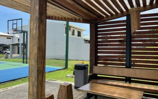 Amplia casa de 2 niveles, 3 habitaciones 2.5 baños, excelente ubicación, entrega inmedita. PARA ESTRENAR!! Cod. 141083