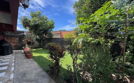 Tres Ríos: Casa con Uso de Suelo Mixto en San Diego de La Unión con 273 Metros de Lote. #128443