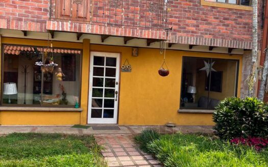 Casa en Alquiler en Santo Domingo, Cerca del Colegio Lincoln con Jardín. Código130172