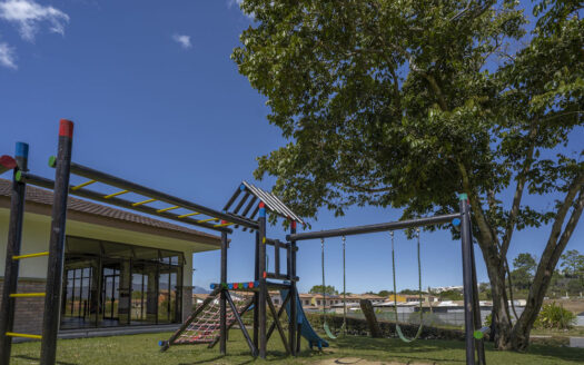 Rebajada! Tres Ríos: Amplia Casa en Venta en Condominio La Floresta con 4 Habitaciones + 4 Parqueos con 254 Metros de Construcción. #142693