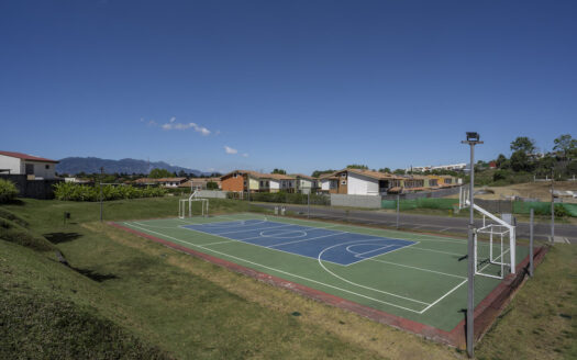 Rebajada! Tres Ríos: Amplia Casa en Venta en Condominio La Floresta con 4 Habitaciones + 4 Parqueos con 254 Metros de Construcción. #142693