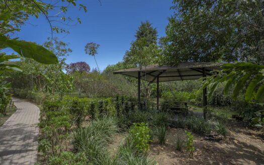 Rebajada! Tres Ríos: Amplia Casa en Venta en Condominio La Floresta con 4 Habitaciones + 4 Parqueos con 254 Metros de Construcción. #142693